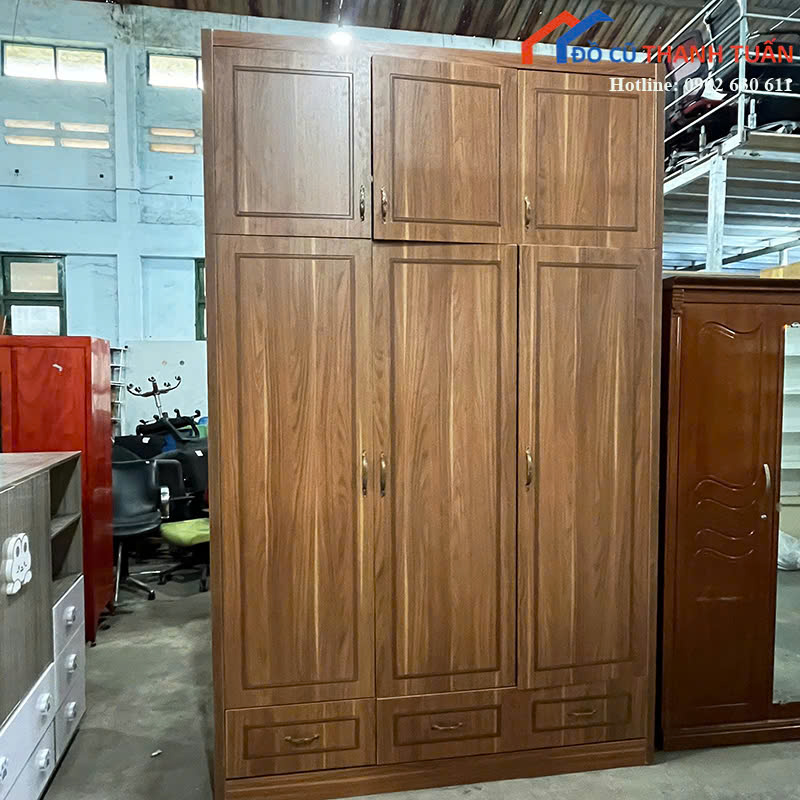 z7195042523454_e3963670857a4938ea947ff2b70a6108 Tủ Quần Áo Cũ 1M7x2M74 Màu Nâu Thiết Kế 3 Cánh Lớn