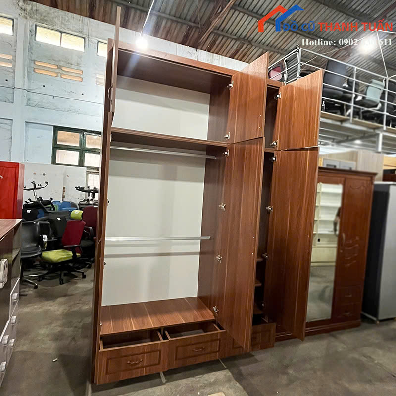 z7195042553034_82e960f2f4f4686ba0eff6bc57009fd3 Tủ Quần Áo Cũ 1M7x2M74 Màu Nâu Thiết Kế 3 Cánh Lớn