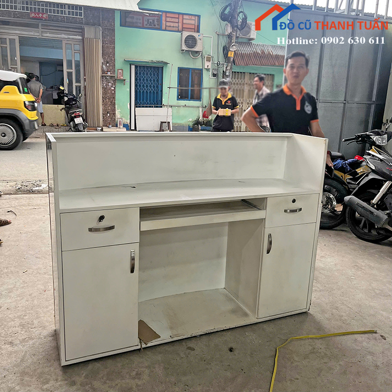 z7202555689010_2bc569cbb56181a4e60a119791ddd67d-copy Quầy Lễ Tân Cũ 1M5x1M1 Mặt Đá Phối Gỗ Sang Trọng