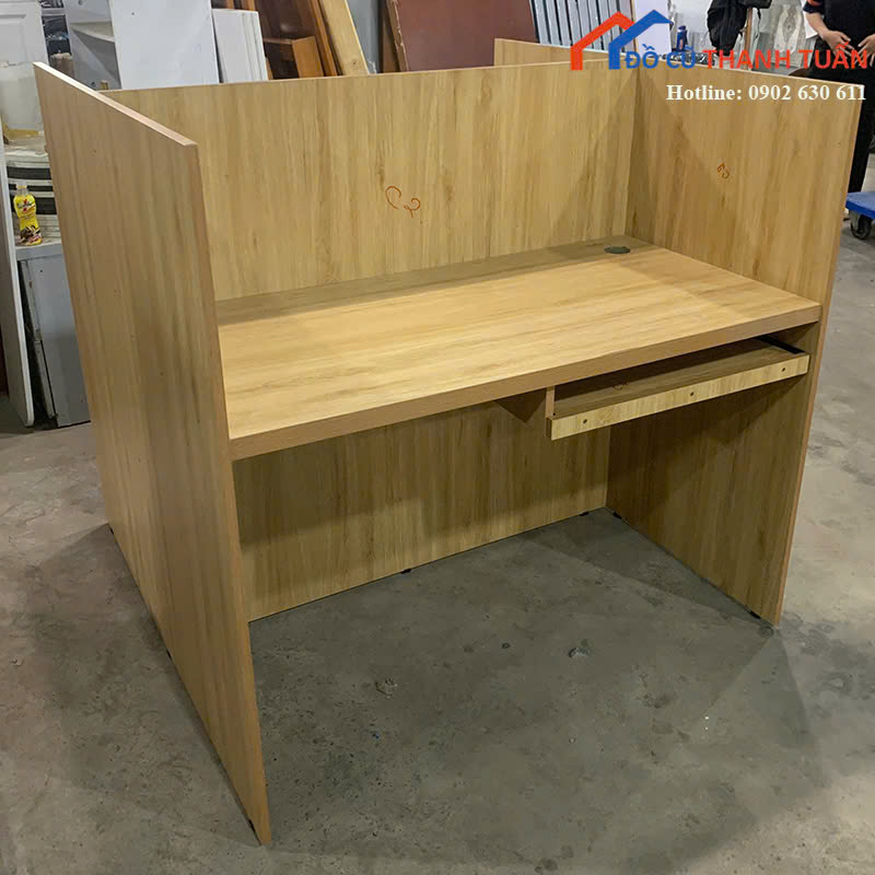 z7247072743196_a0769ae96fec53d6f5cf380cfcd5d450 Bàn Làm Việc Cũ Vân Gỗ Sáng Có Vách Ngăn