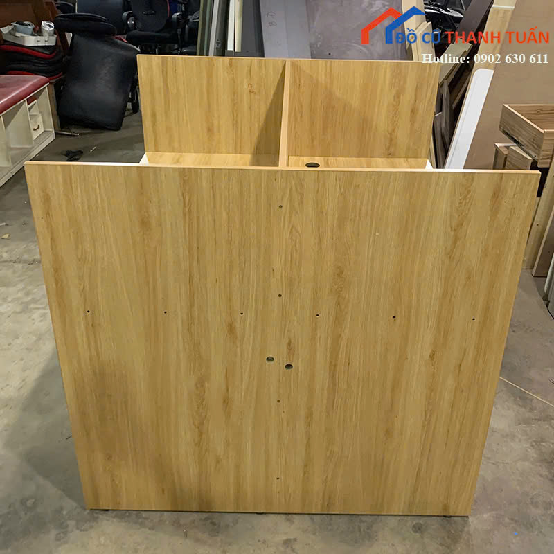 z7247072860634_af2b8d79c3cfc264c46d18b1e25467b5 Bàn Làm Việc Cũ Vân Gỗ Sáng Có Vách Ngăn