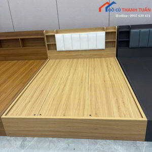 Giường Ngủ Bọc Da Trên Đầu Phối Kệ Tiện Lợi Mới 99%