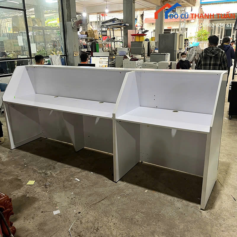 z7268238373327_6ae6d885a19cf4ba11bd0ce7f2757bf2 Quầy Lễ Tân Cũ 2M8x1M2 Màu Trắng Phối Đen Hiện Đại