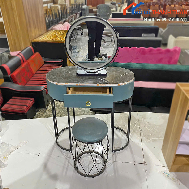 z7689833056659_ef1fbd1e9bf0561b636ce23c457373f0-copy Bàn Trang Điểm Thiết Kế Gương Tròn Có Đèn Led Mới 99%