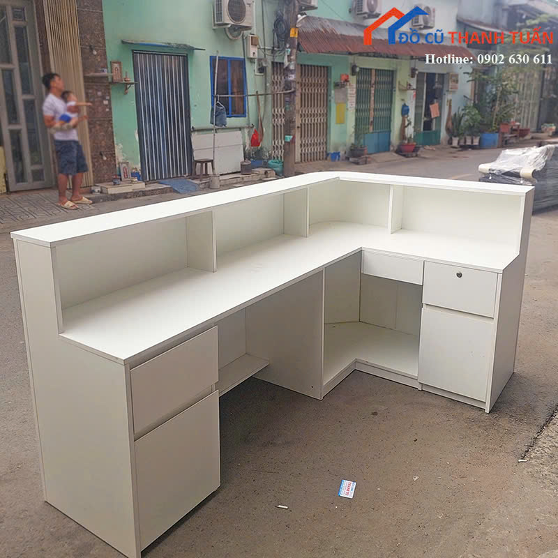 1quay-le-tan-2mx1m2x1m-3 Quầy Lễ Tân Cũ 2Mx1M2 Màu Trắng Thiết Kế Bo Cong