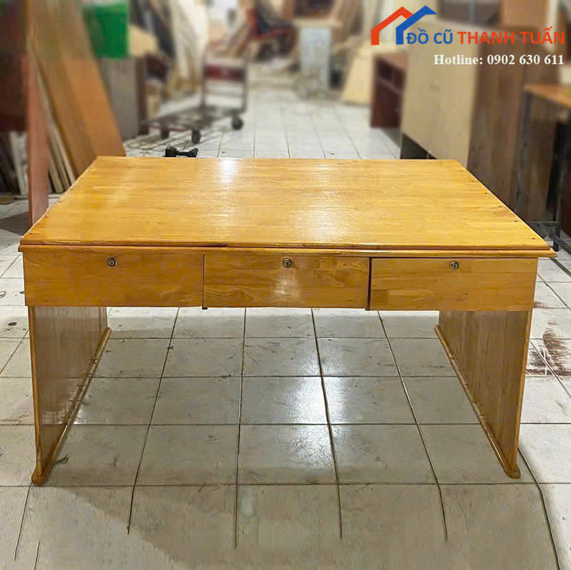 blv-1tr5-go-cao-su-dong-moi Bàn Làm Việc Gỗ Cao Su Có 3 Hộc Kéo Tiện Lợi Mới 99%
