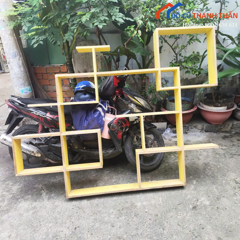 ke-tb-G150k Kệ Trưng Bày Cũ Màu Vàng Thiết Kế Treo Tường