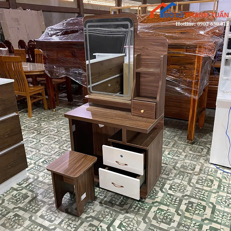 moi-ban-trang-triem-2tr2-4 Bàn Trang Điểm Vân Gỗ Thiết Kế Nhiều Ngăn Mới 99%