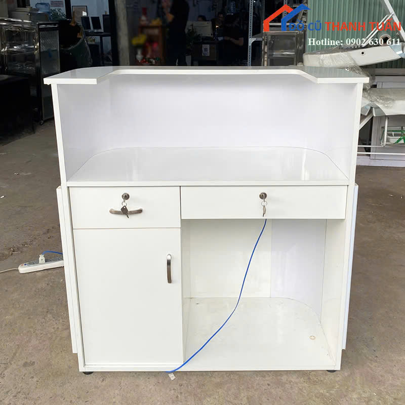 quay-1mx50x1m1-co-led-4 Quầy Lễ Tân Cũ 1Mx1M1 Thiết Kế Bo Cong Có Led