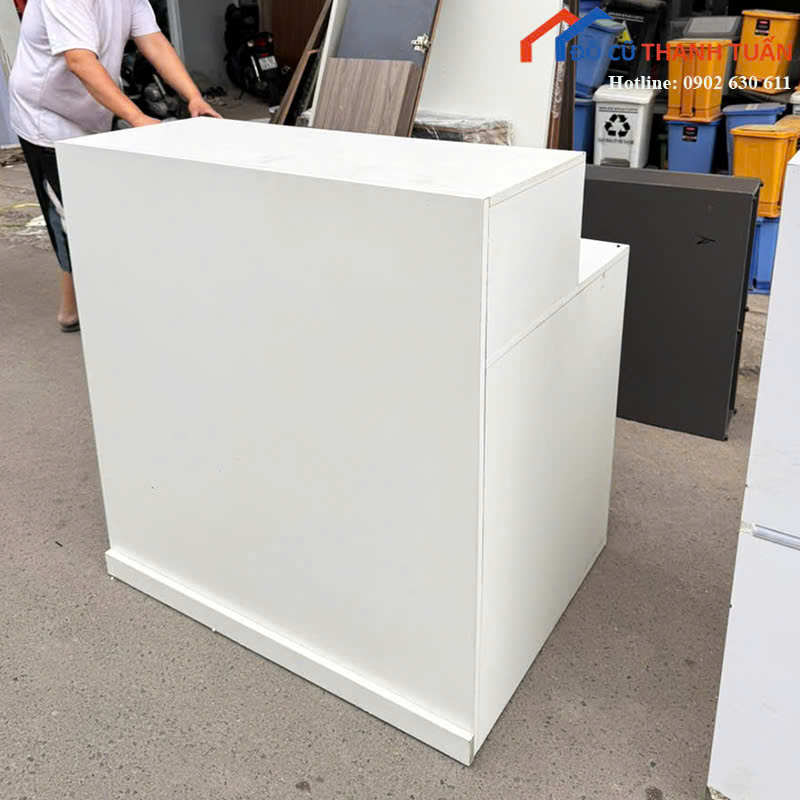 quay-1mx75x1m08-G1tr2-3 Quầy Lễ Tân Cũ 1Mx75CM Màu Trắng Thiết Kế Nhỏ Gọn