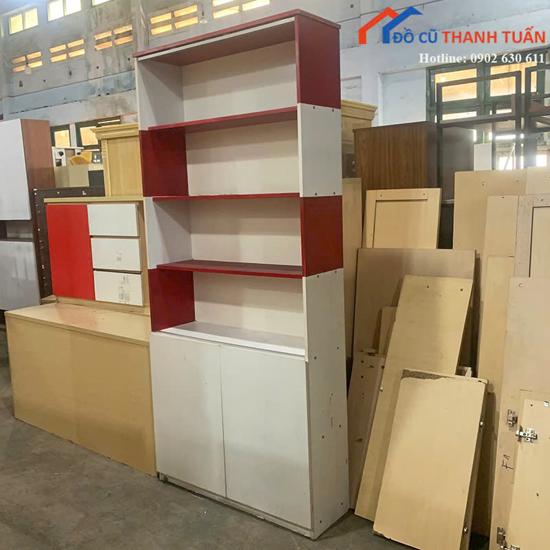 tu-trung-bay-G1tr-2 Tủ Trưng Bày Cũ Màu Trắng Phối Đỏ Thiết Kế 4 Tầng