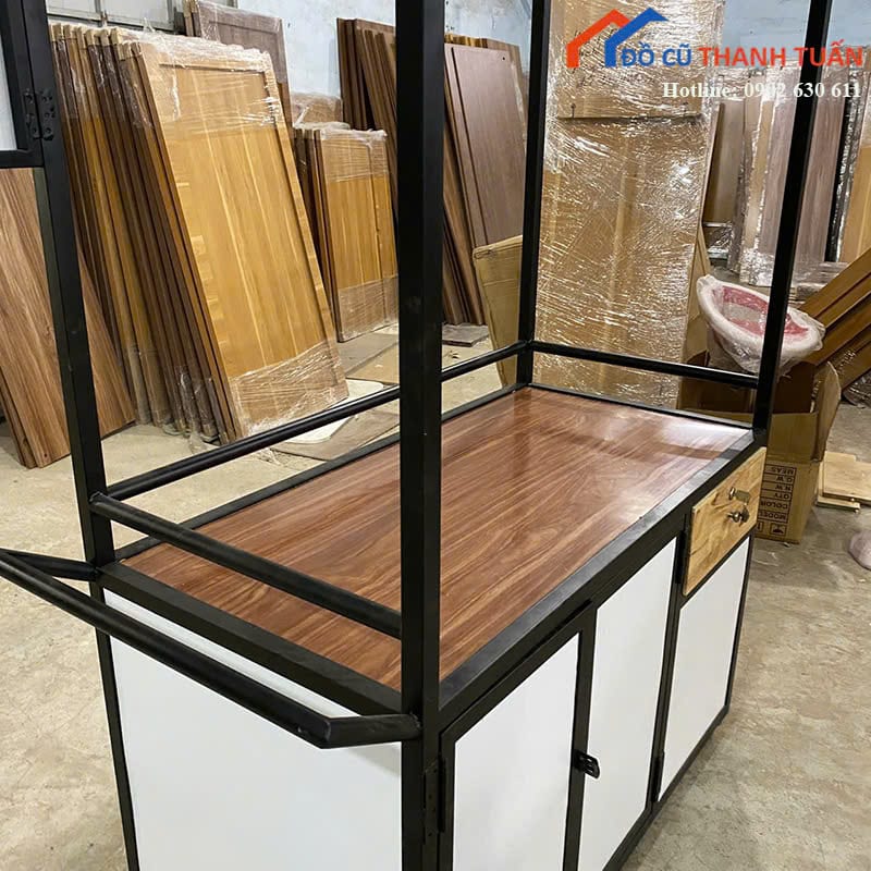 z-moi-2m-x1m8-G2tr4-7 Quầy Bán Hàng Cũ 2Mx1M8 Màu Trắng Phối Đen Mới 99%