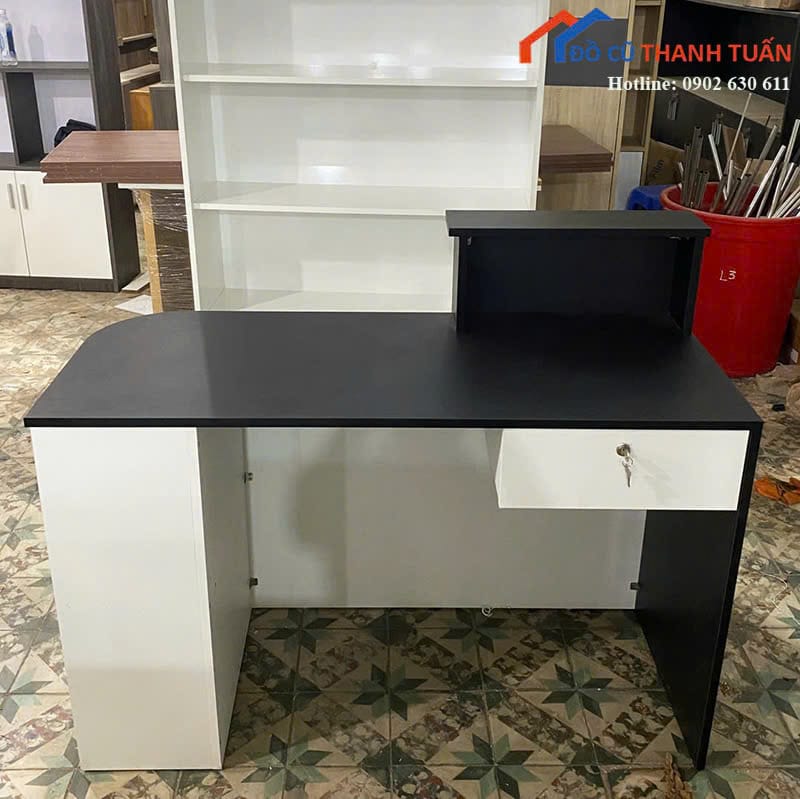 z-moi-quay-1m2x50x1m1-G3tr2-2 Quầy Lễ Tân 1M2x50CM Màu Trắng Phối Đen Mới 99%