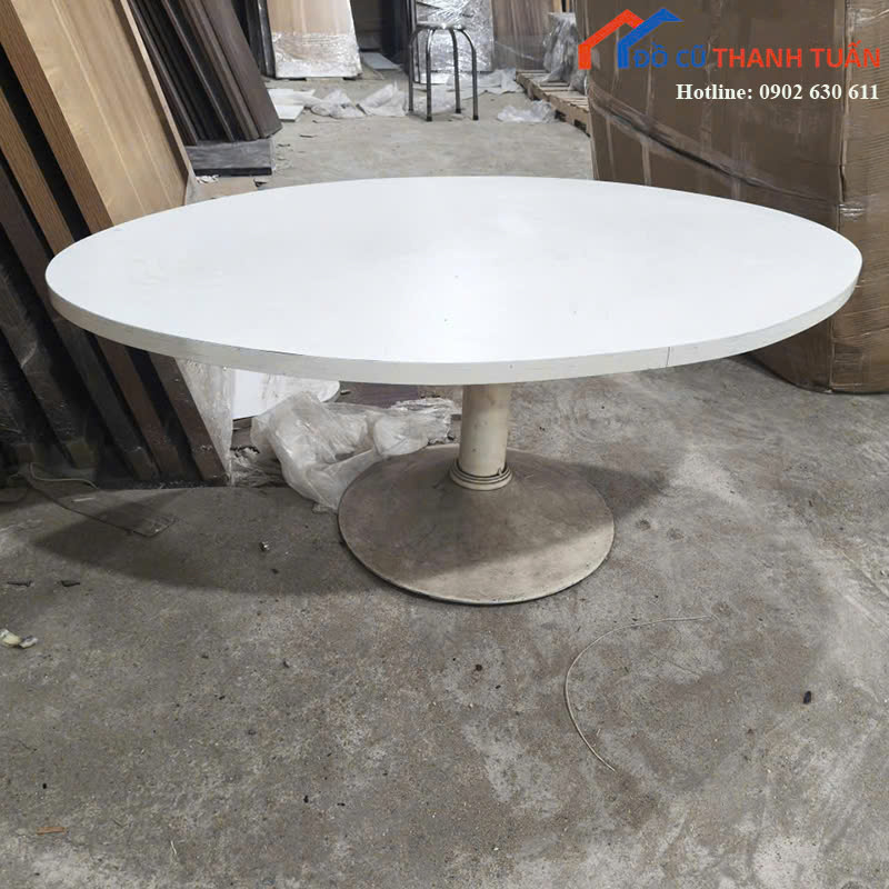 z7303756668584_8fc81617c1b42eba81844b74f9c623bc Bàn Cafe Cũ Màu Trắng Thiết Kế Đế Tròn Chắc Chắn