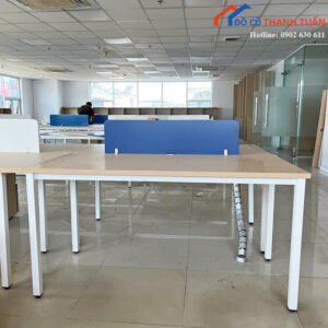 Bàn Làm Việc Cũ Khung Sắt Có Vách Ngăn Hiện Đại
