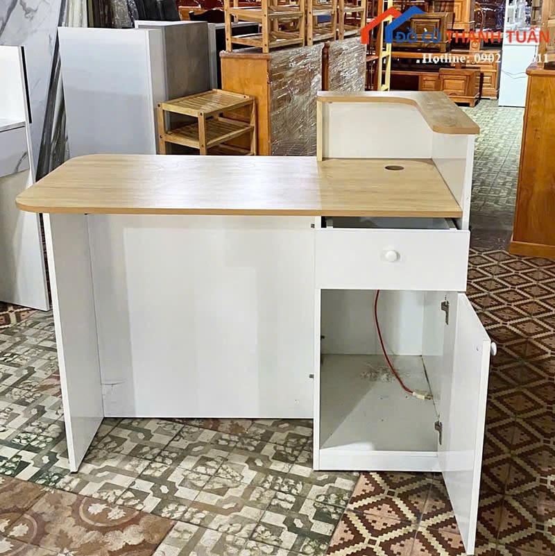 zz-hang-moi-G2tr5-3 Quầy Lễ Tân Màu Vân Gỗ Phối Trắng Có Hộc Mới 99%