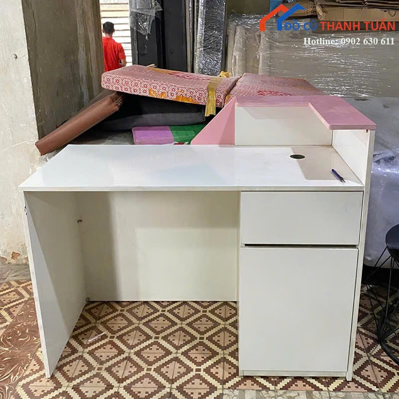 zz-moi-1m2x90x1m1-G2tr5-2 Quầy Lễ Tân Màu Hồng Phối Trắng Hiện Đại Mới 99%
