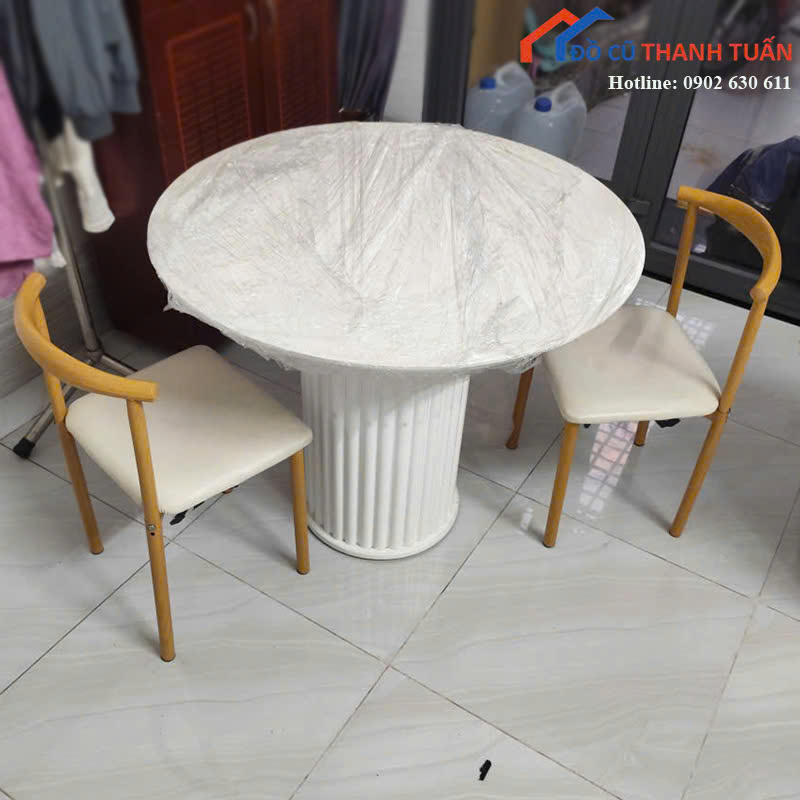 bo-ban-tron-cafe-cu-kem-2-ghe-khung-go-hien-dai