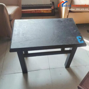 ban-cafe-cu-mau-den-thiet-ke-nho-gon-gia-tot