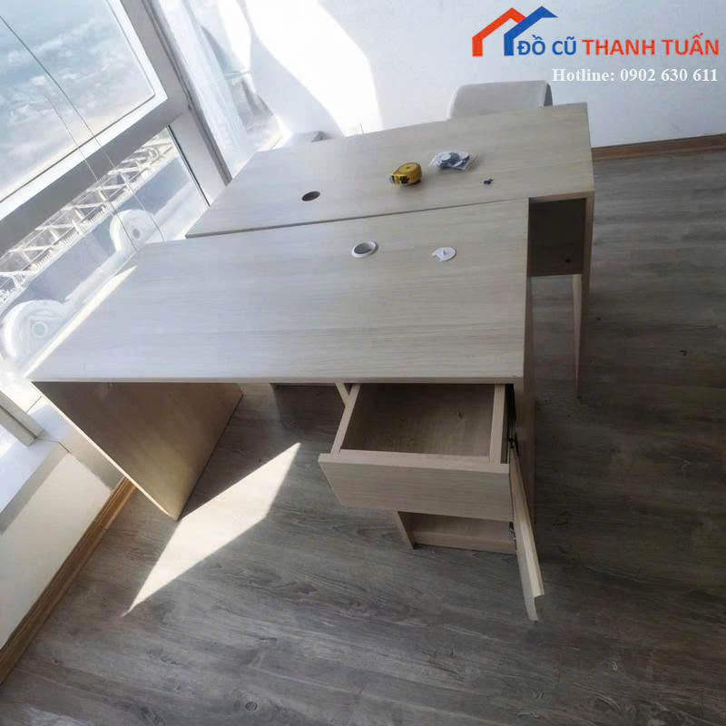 ban-lam-viec-5 Bàn Làm Việc Gỗ Cũ Thiết Kế Ngăn Kéo Tiện Dụng