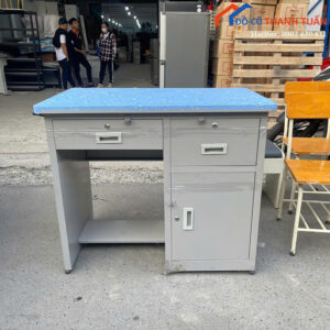 ban-lam-viec-cu-khung-sat-mau-xam-co-hoc-tien-loi