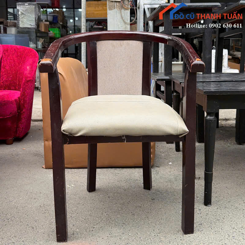 ghe-cafe-cu-khung-go-thiet-ke-tua-lung-bo-cong