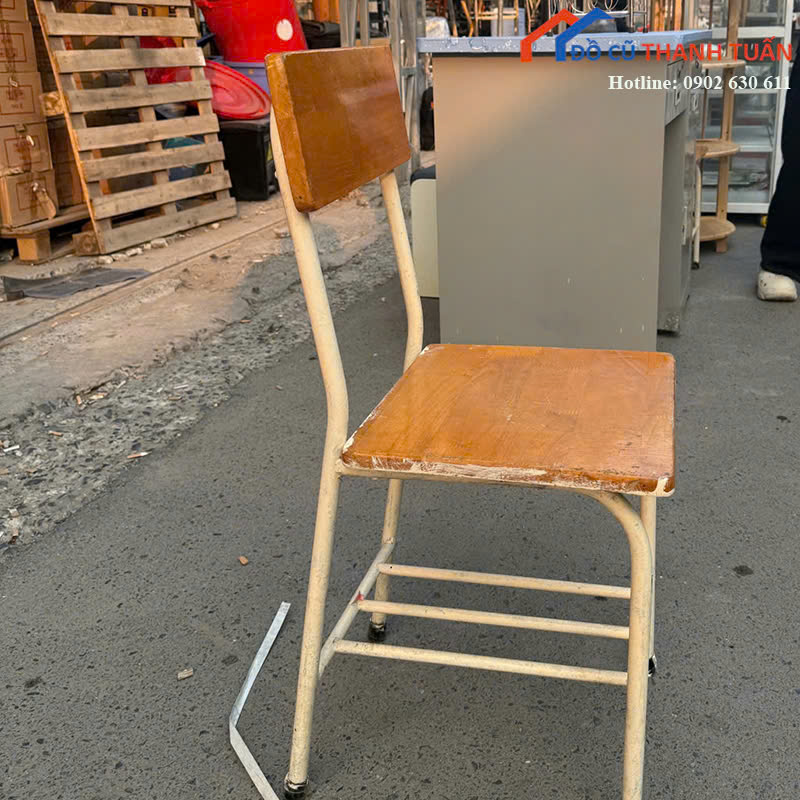 ghe-hs-50k-2 Ghế Học Sinh Cũ Khung Sắt Mặt Gỗ Nhỏ Gọn