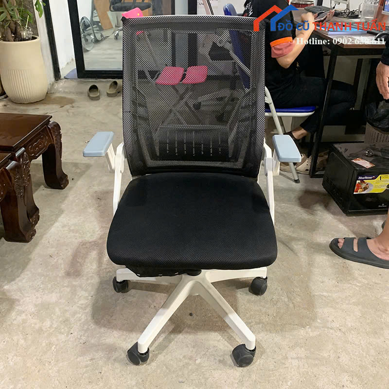 ghe-van-phong-cu-lung-luoi-chan-xoay-co-tay-vin