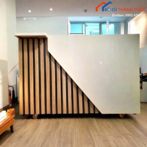 Quầy Lễ Tân Cũ Màu Trắng Phối Vân Gỗ Hiện Đại