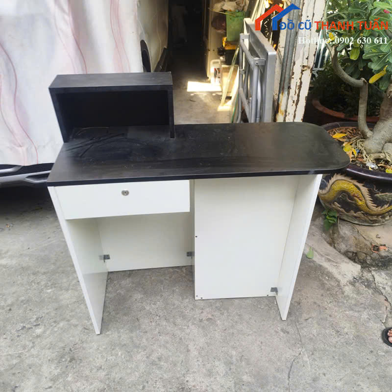 quay-le-tan-1mx40x1m-G1tr5-2 Quầy Lễ Tân Cũ 1Mx1M Màu Trắng Phối Đen Nhỏ Gọn