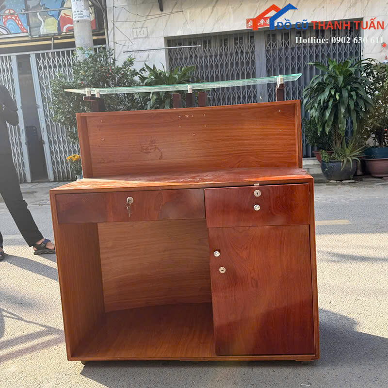 quay-le-tan-1mx50x1m14-3 Quầy Lễ Tân Cũ 1M14x1M Mặt Kính Thiết Kế Bo Cong