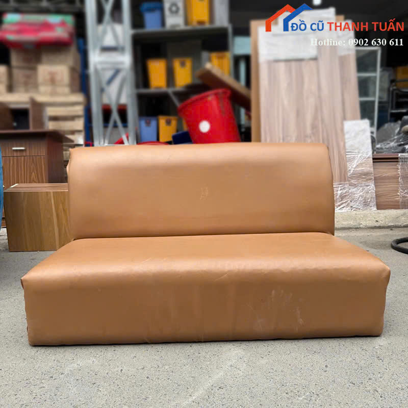 sofa-bang-cu-boc-da-mau-nau-co-tua-lung-em-ai