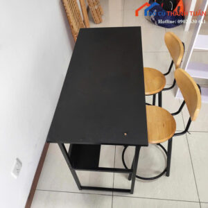 bo-ban-ghe-cafe-cu-khung-sat-mat-go-chac-chan