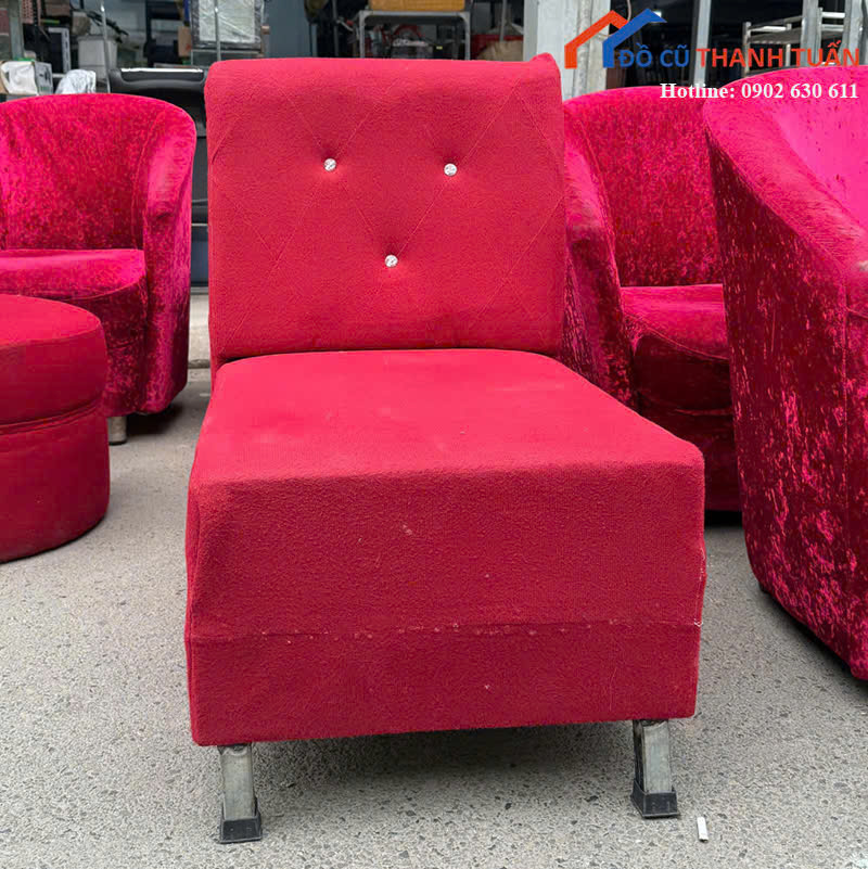 z7476774565618_696ad75b4d63f1643d064aaef1835b9c Sofa Đơn Cũ Kèm Đôn Bọc Nhung Màu Đỏ Hiện Đại