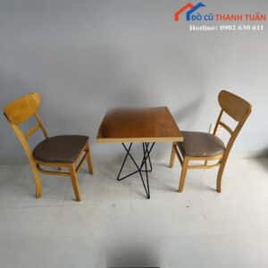 bo-ban-ghe-cafe-cu-thiet-ke-khung-go-nho-gon