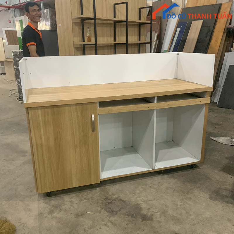 quay-le-tan-cu-1m6x1m2-thiet-ke-mat-kinh-sang-trong-1 Quầy Lễ Tân Cũ 1m6 Phối Trắng Vân Gỗ Hiện Đại