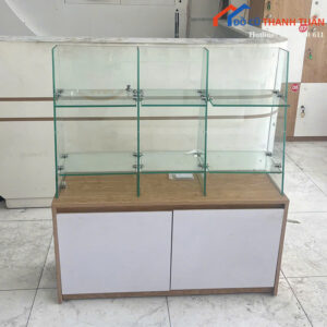 tu-trung-bay-cu-mat-kinh-ket-hop-hoc-duoi