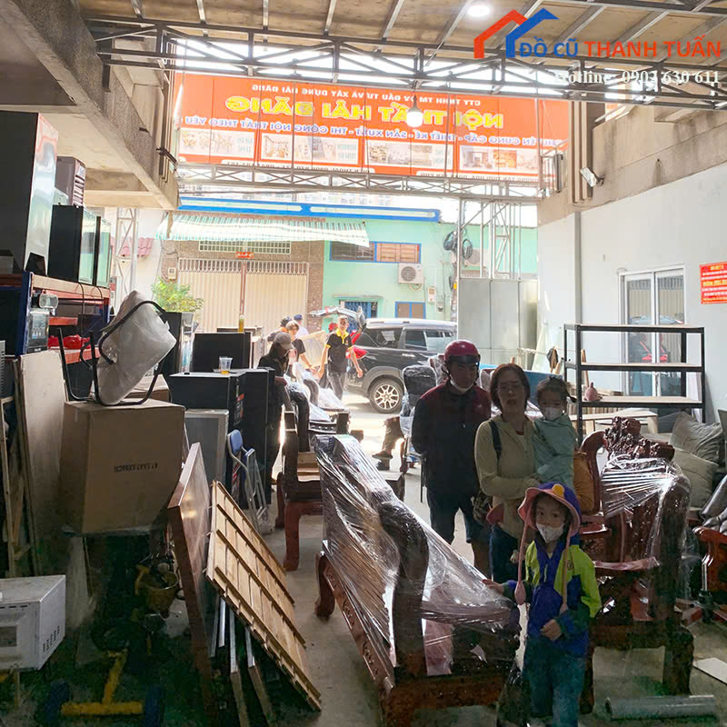 z7493339881237_8bab4c485cf4c826f570ce64d89447b9 Khách Hàng Tấp Nập Ghé Kho Đồ Cũ Thanh Tuấn Chọn Nội Thất Sắm Tết