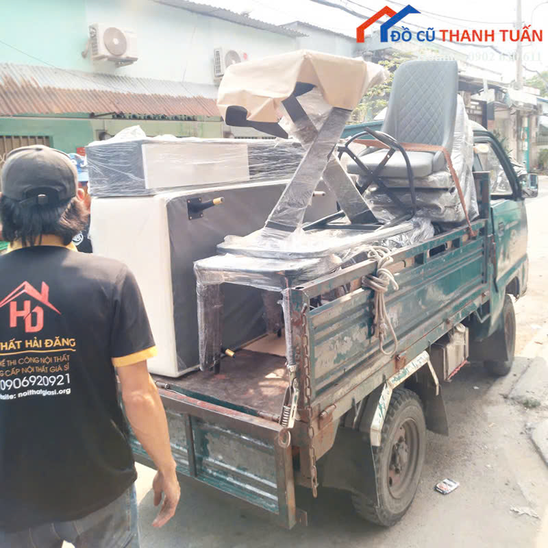 Nhan-vien-boc-xep-ban-ghe-va-tu-len-xe-tai-nho Nhập Và Xuất Hàng Cho Khách Mỗi Ngày Ở Đồ Cũ Thanh Tuấn