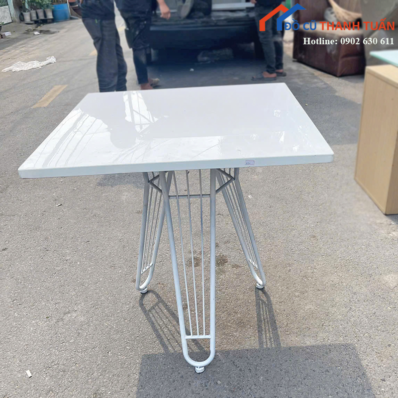 ban-cafe-cu-mau-trang-thiet-ke-3-chan-doc-dao-1 Bàn Cafe Cũ Màu Trắng Thiết Kế 3 Chân Độc Đáo