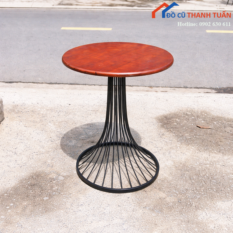 ban-cafe-mat-tron-thiet-ke-chan-doc-dao-moi-99-2 Bàn Cafe Mặt Tròn Thiết Kế Chân Độc Đáo Mới 99%