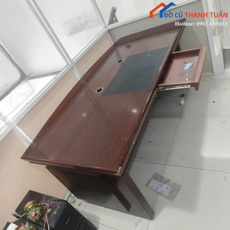 ban-gd-1m8x85x77-G2tr2-2 Bàn Giám Đốc Cũ 1M8x85CM Màu Nâu Có Hộc Kéo