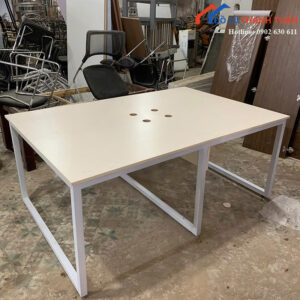 Bàn Làm Việc 1M2x2M Vân Gỗ Có Lỗ Đi Dây Mới 99%