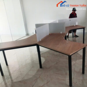 ban-lam-viec-cu-mat-van-go-thiet-ke-co-vach-ngan