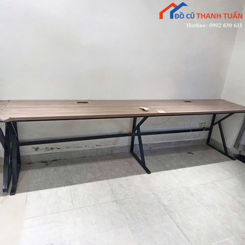 ban-lam-viec-cu-thiet-ke-chan-chu-k-gia-tot