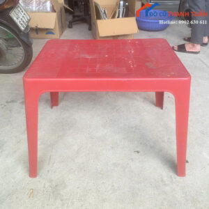 Bàn Nhựa Cũ Màu Đỏ Dễ Xếp Chồng Tiện Lợi