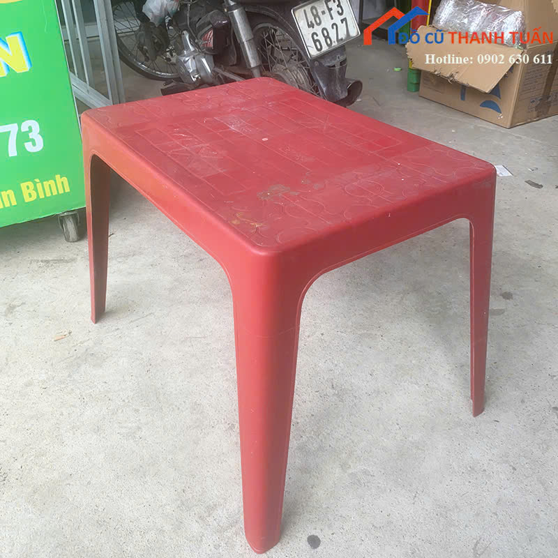 ban-nhua-cu-mau-do-de-xep-chong-tien-loi-2 Bàn Nhựa Cũ Màu Đỏ Dễ Xếp Chồng Tiện Lợi