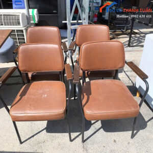 ghe-cafe-cu-boc-da-mau-nau-khung-sat-co-tay-vin