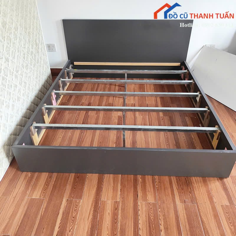 giuong-ngu-cu-1m8x2m-mau-den-thiet-ke-don-gian-2 Giường Ngủ Cũ 1M8x2M Màu Đen Thiết Kế Đơn Giản