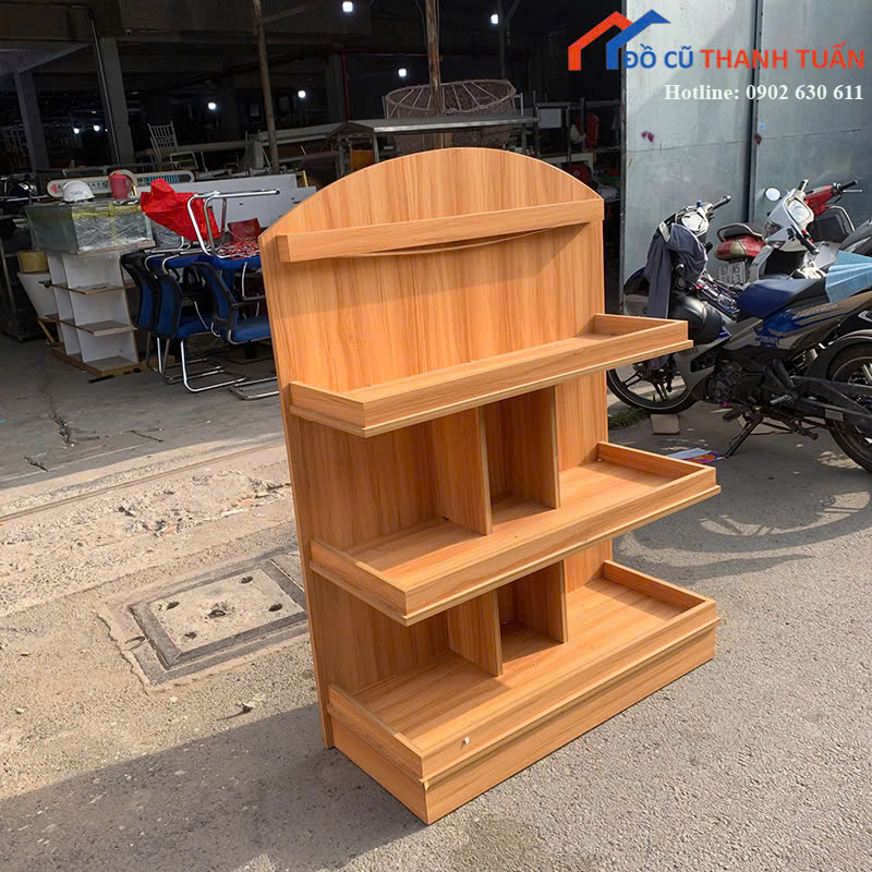 ke-tb-1mx32x1m35-sl2-G850k-2 Kệ Trưng Bày Cũ 1M35x1M Vân Gỗ Chia Ngăn Tiện Lợi